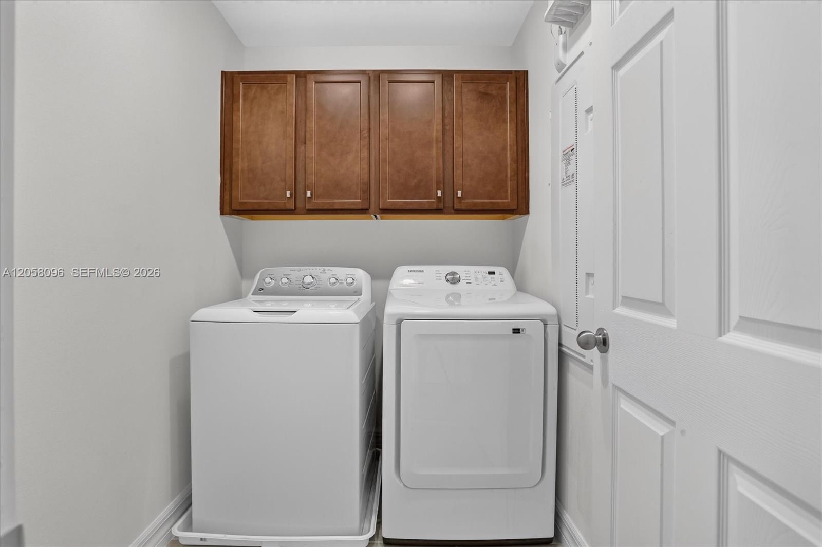 8565 Lamppost Property Photo 28