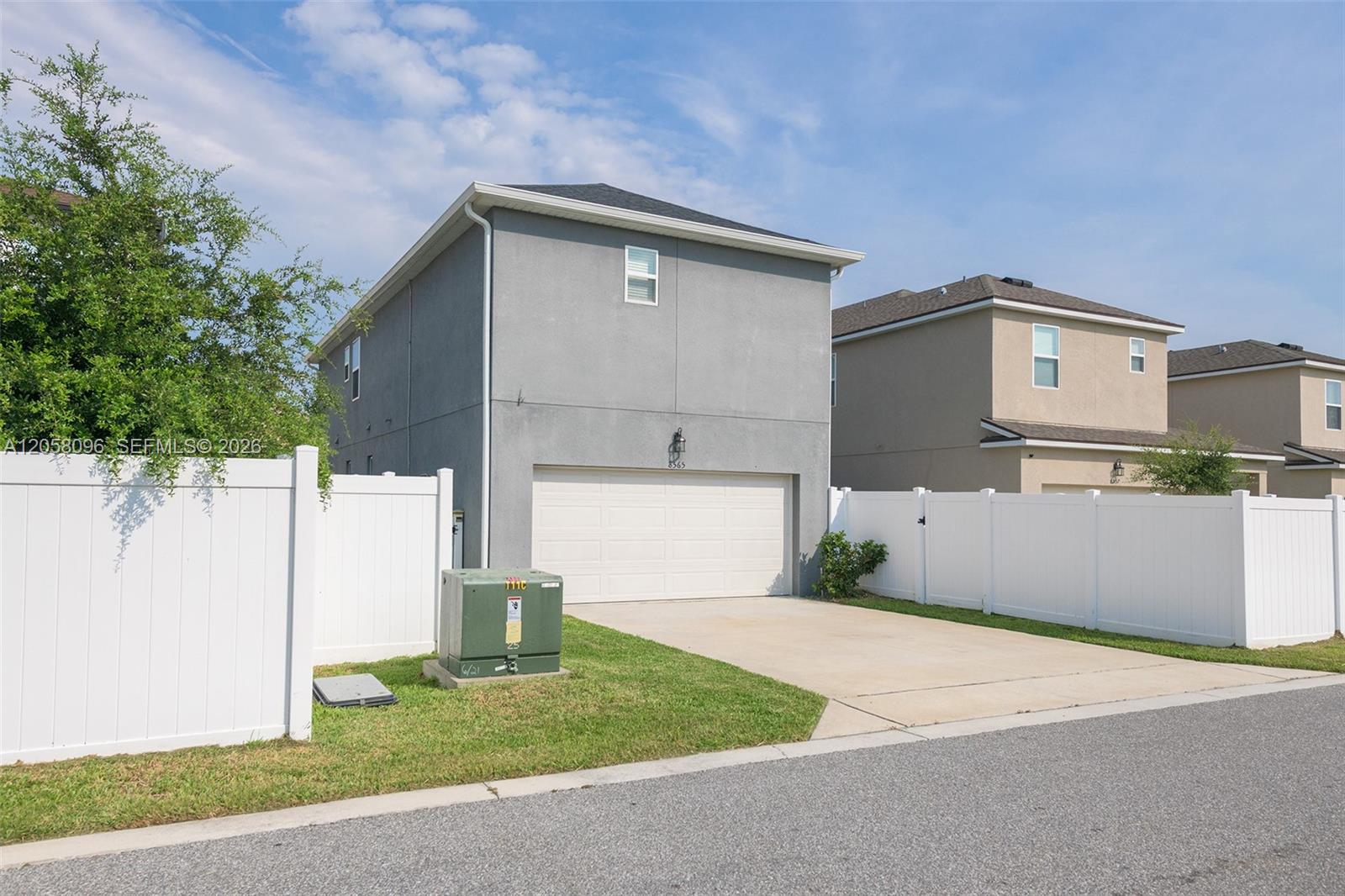 8565 Lamppost Property Photo 32