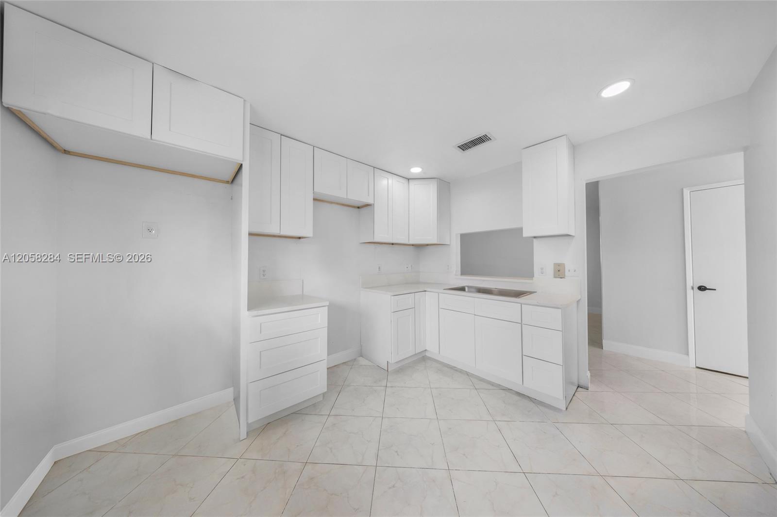 15011 Ashland Circle 19 Property Photo 10