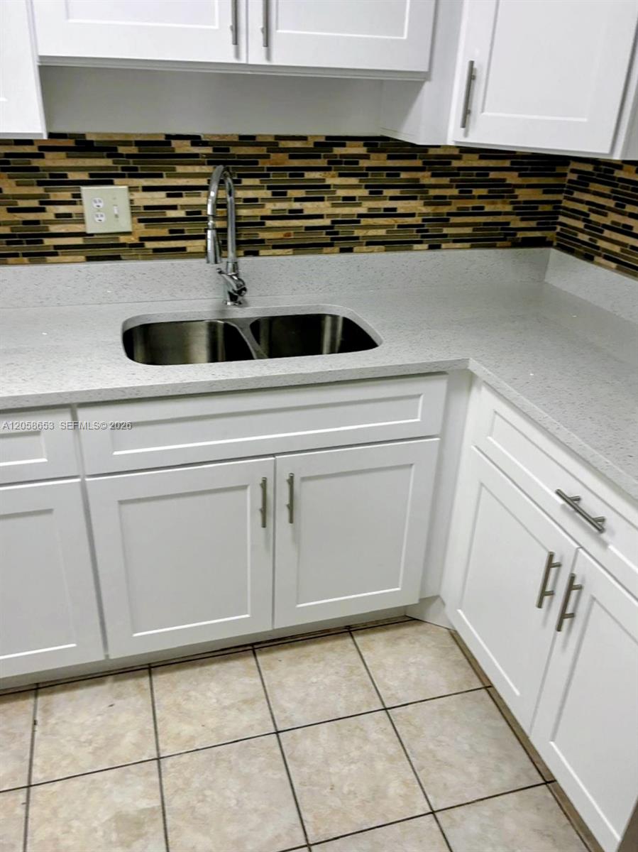 7911 N Colony Circle N 202 Property Photo 2