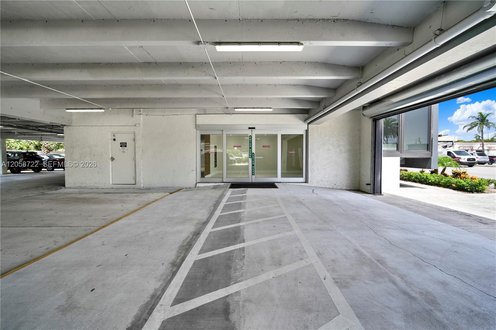 5740 Hollywood Boulevard Property Photo 2
