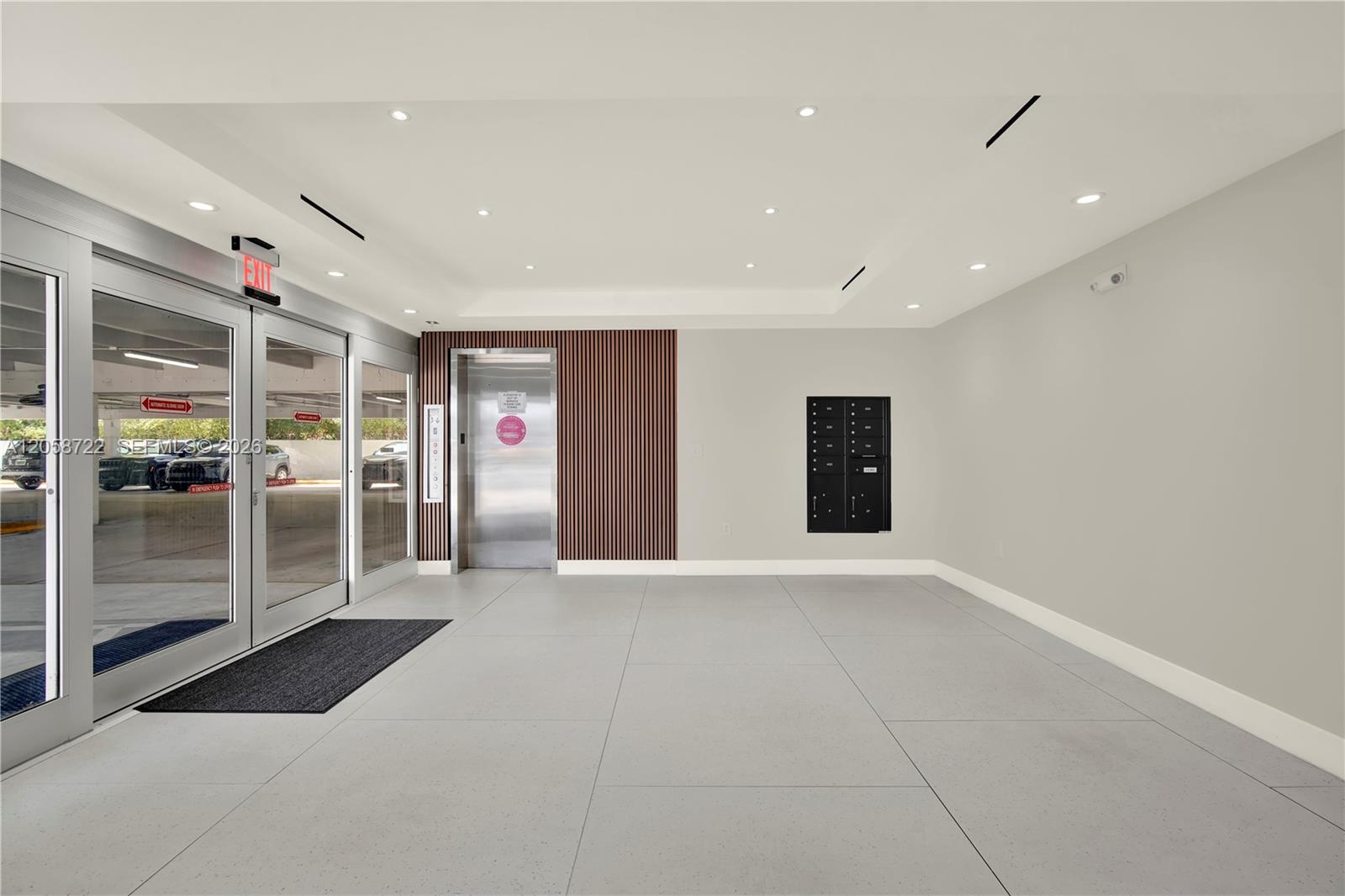 5740 Hollywood Boulevard Property Photo 5