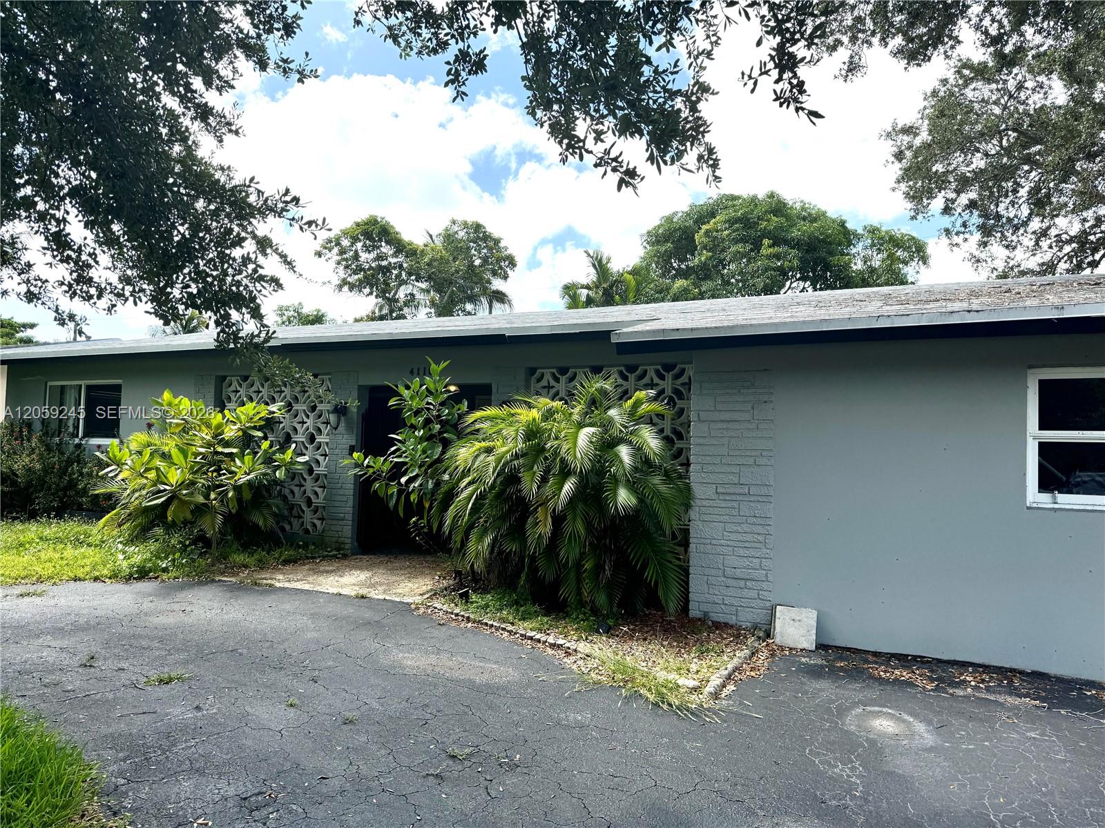 4116 Taft Street Property Photo 2