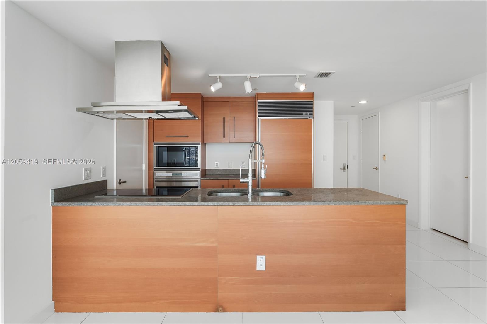 495 Brickell Avenue 3311 Property Photo 4