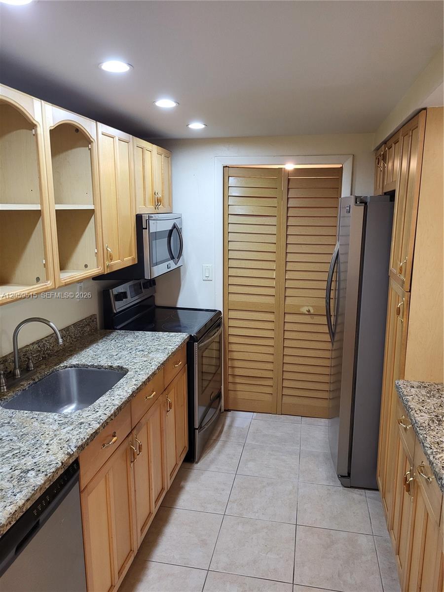 230 Lakeview Drive 207 Property Photo 2