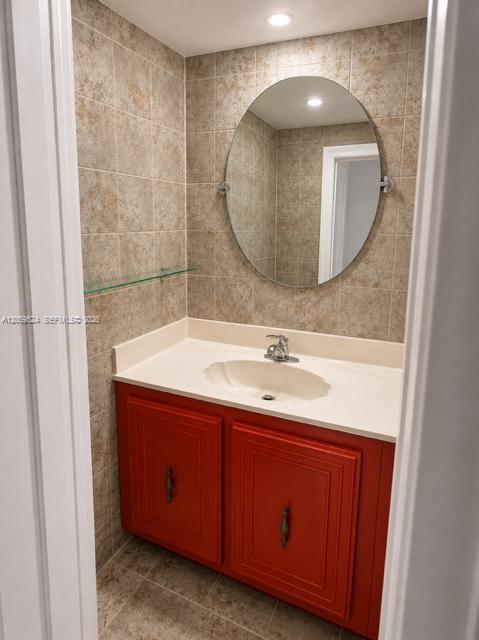 800 Parkview Drive 716 Property Photo 16