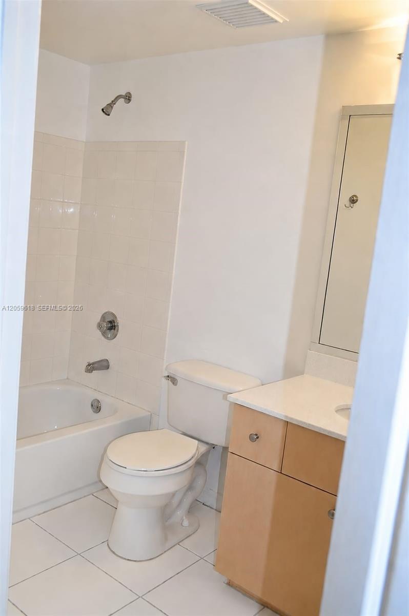 2452 Centergate Drive 104 Property Photo 6