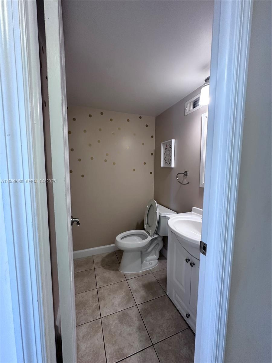 137 Golden Isles Drive 512 Property Photo 8