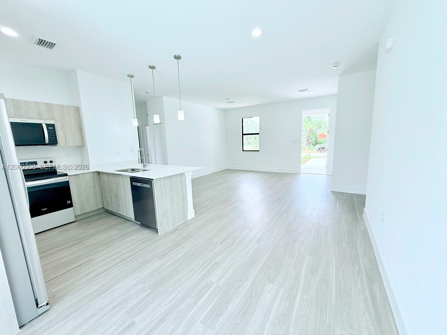1048 Jay Court Property Photo 2