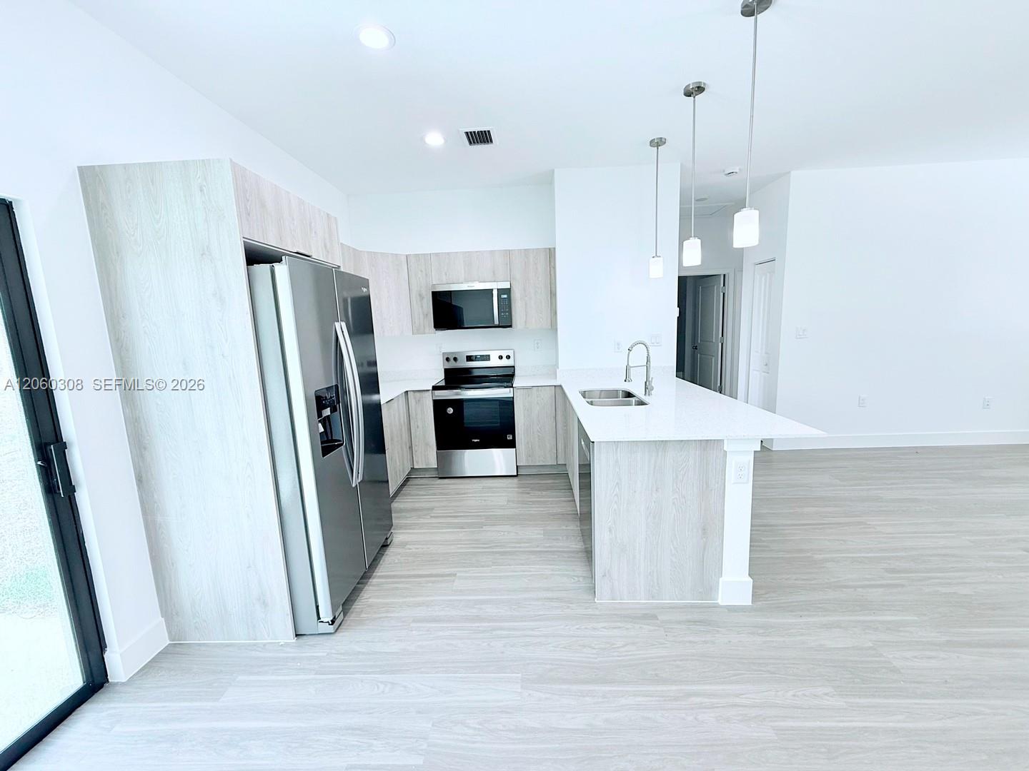 1048 Jay Court Property Photo 4