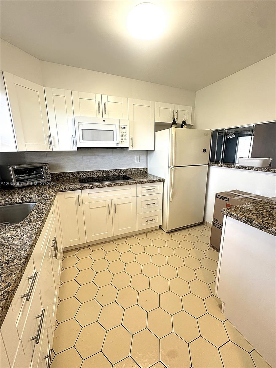 9580 Sunrise Lakes Boulevard 304 Property Photo 1