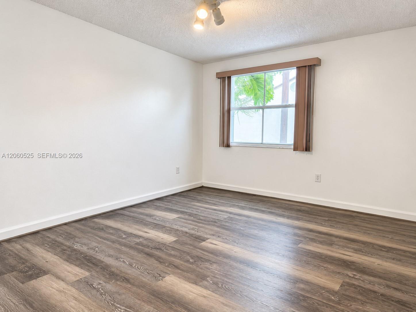 A12060525 Property Photo 12