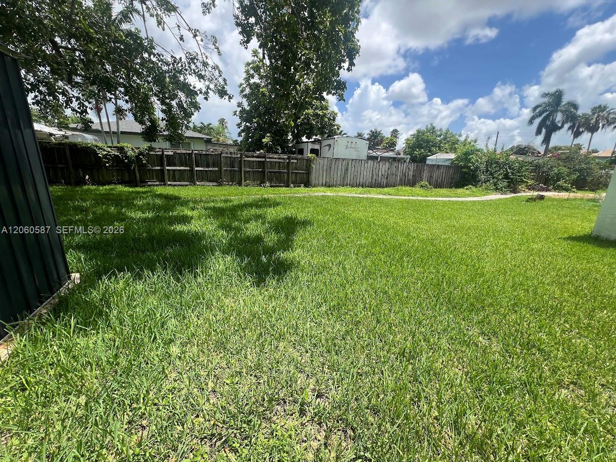 738 Sw 9th Street Property Photo 2
