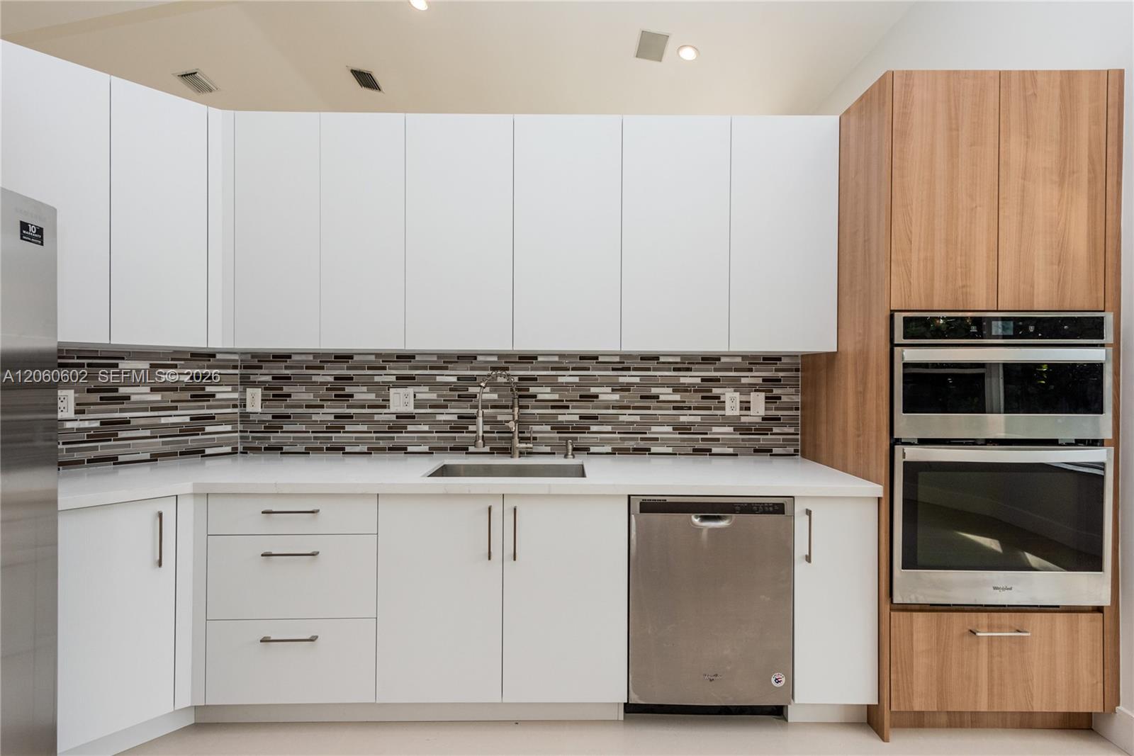 A12060602 Property Photo 16