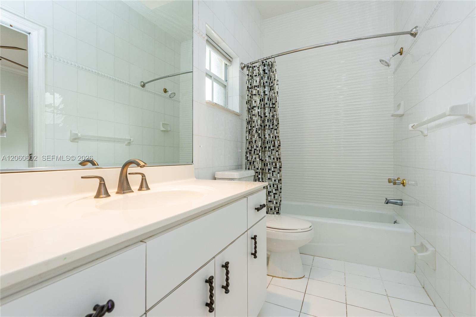 A12060602 Property Photo 35