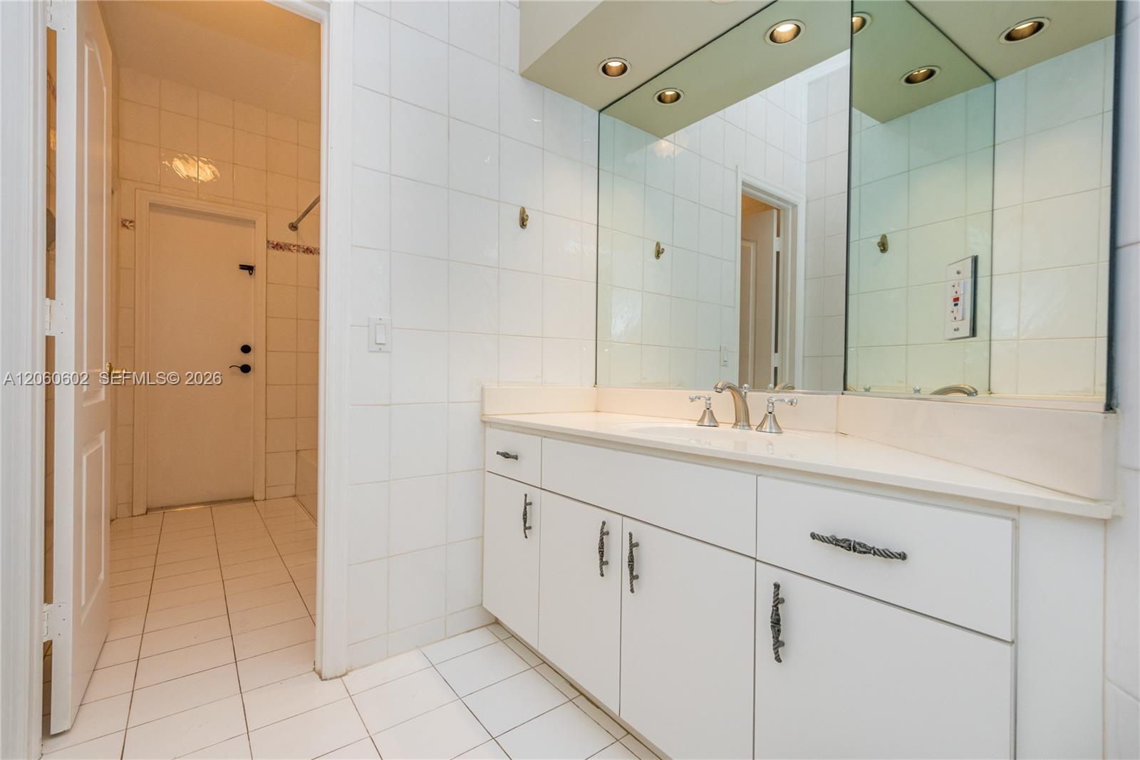 A12060602 Property Photo 40