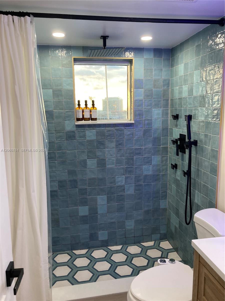6767 Collins Avenue 1701 Property Photo 8