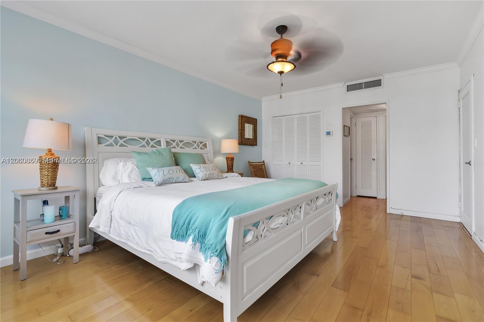 5700 Collins Avenue 15d Property Photo 12