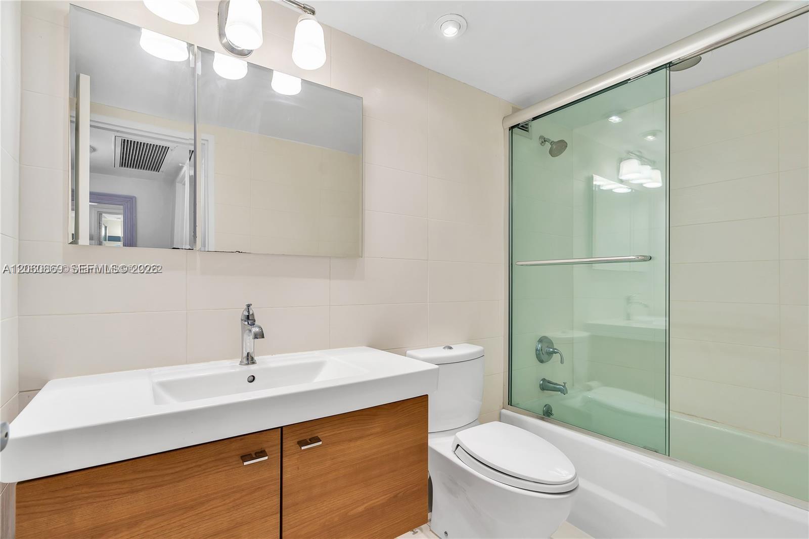 5700 Collins Avenue 15d Property Photo 17