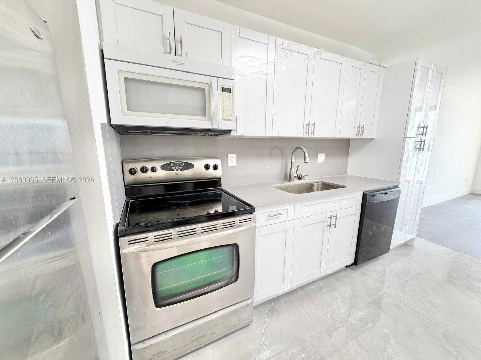 9273 Collins Avenue 811 Property Photo 9