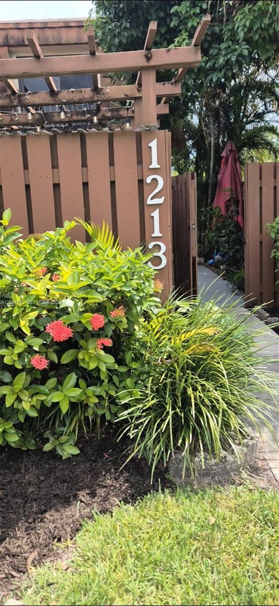 1213 Sw 120th Way Property Photo 6