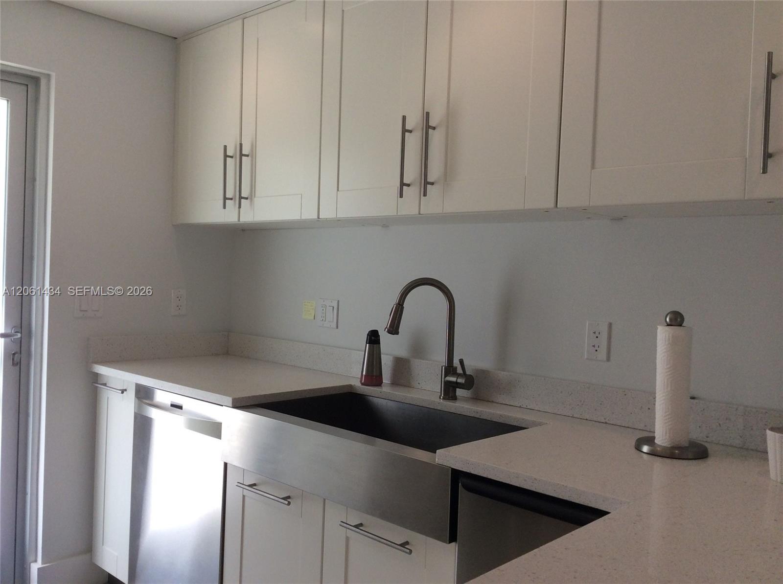 881 Ocean Drive Th3 Property Photo 7