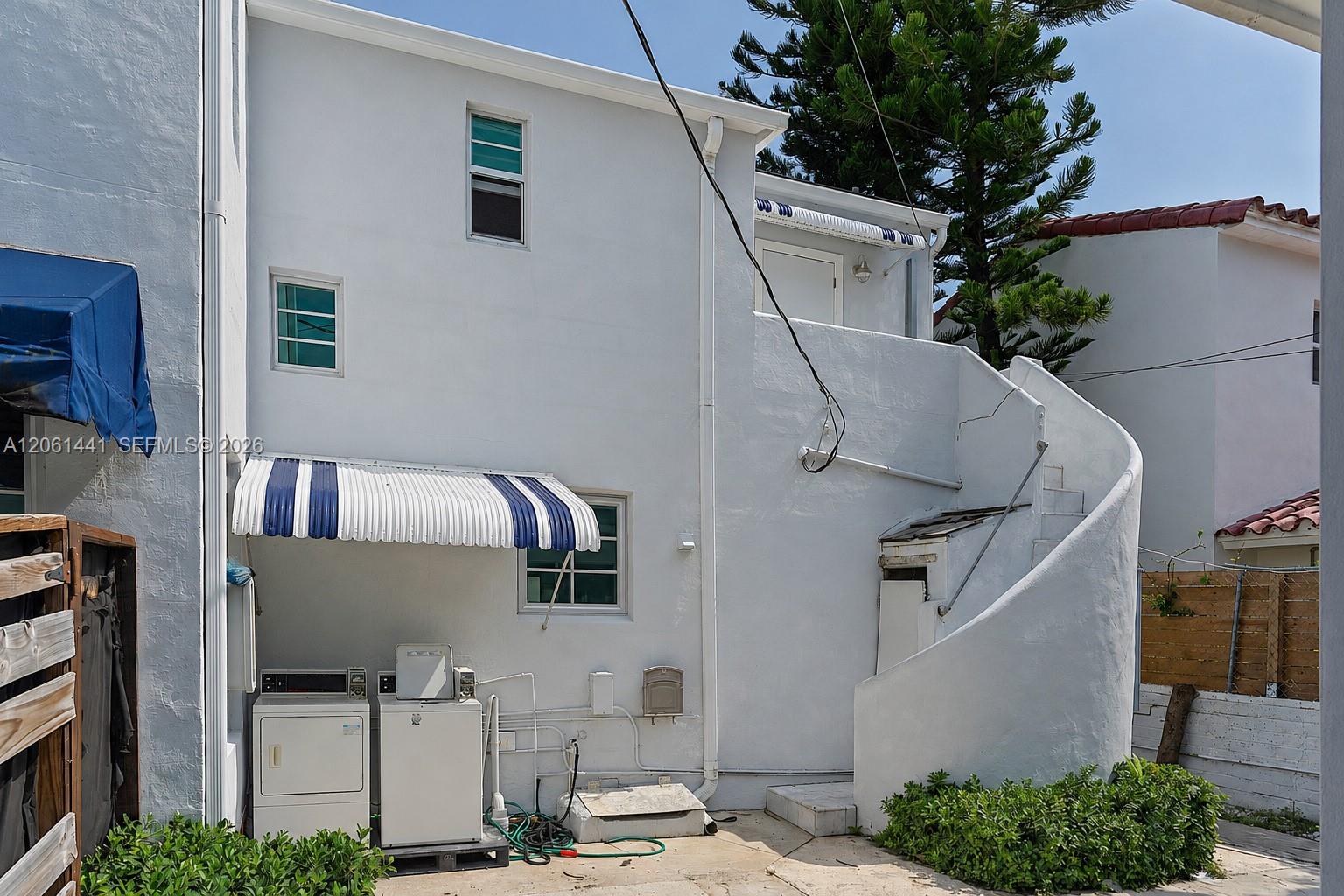 821 Espanola Way Property Photo 3