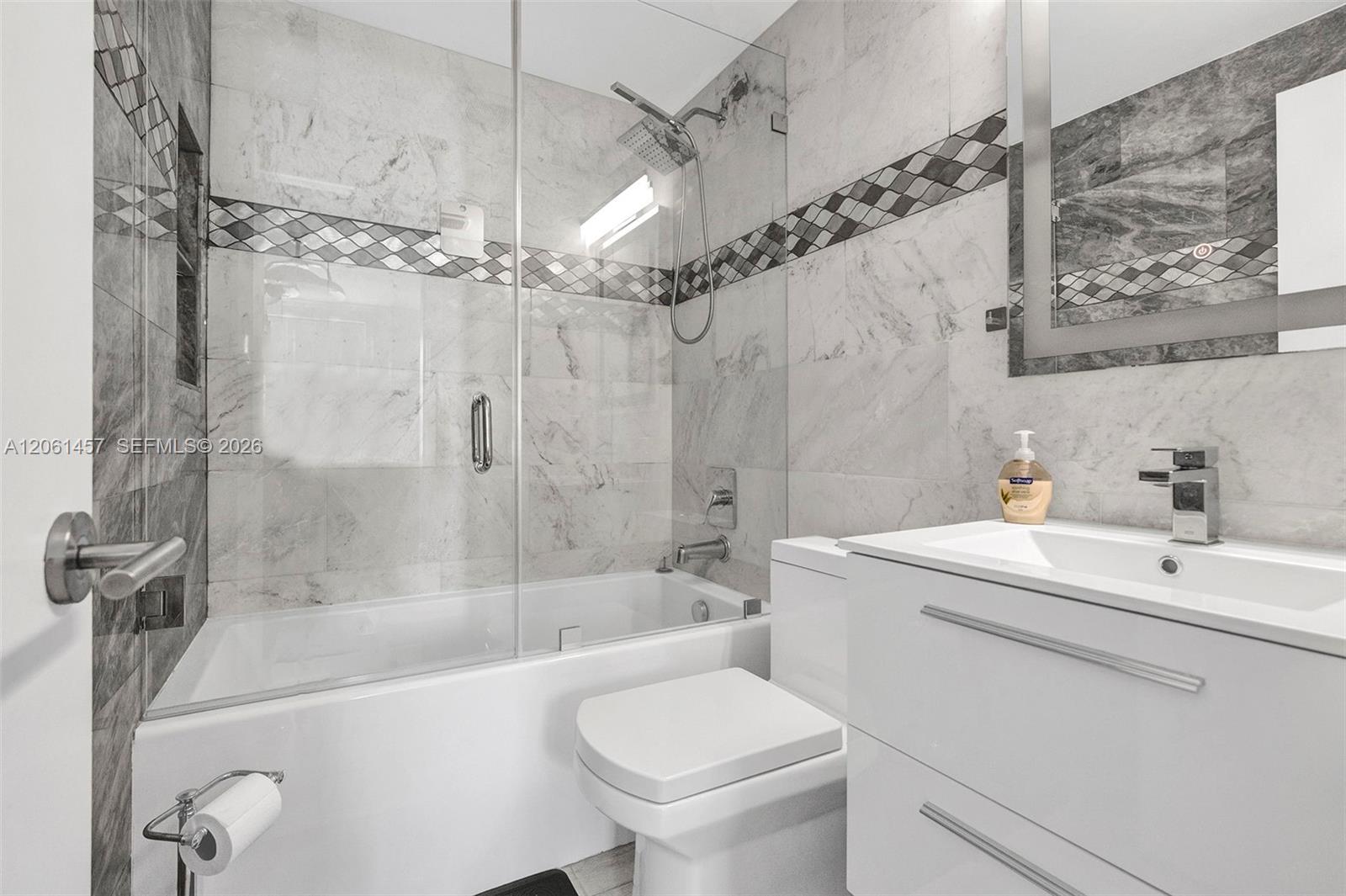 1460 Ocean Drive 305 Property Photo 23