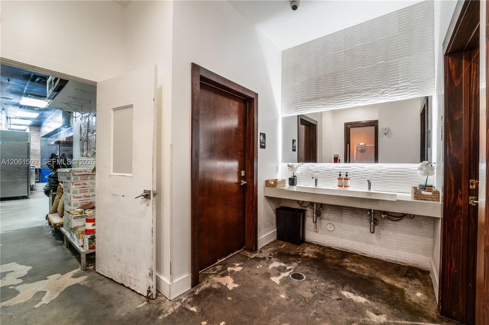 A12061502 Property Photo 38
