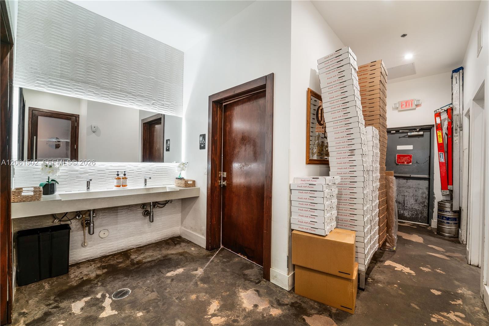 A12061502 Property Photo 40