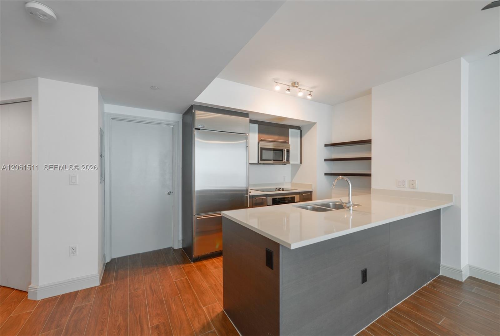 500 Brickell Avenue 2407 Property Photo 3