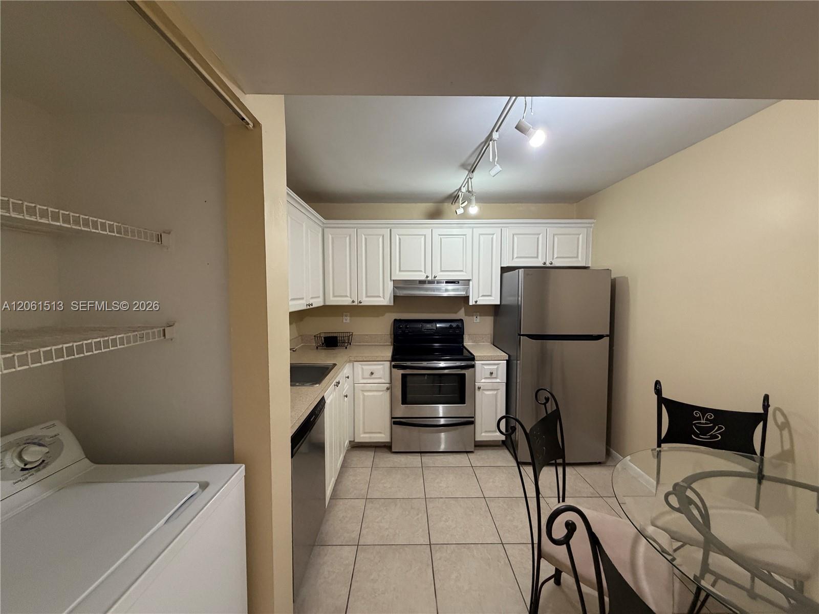 711 N Pine Island Road 121 Property Photo 3