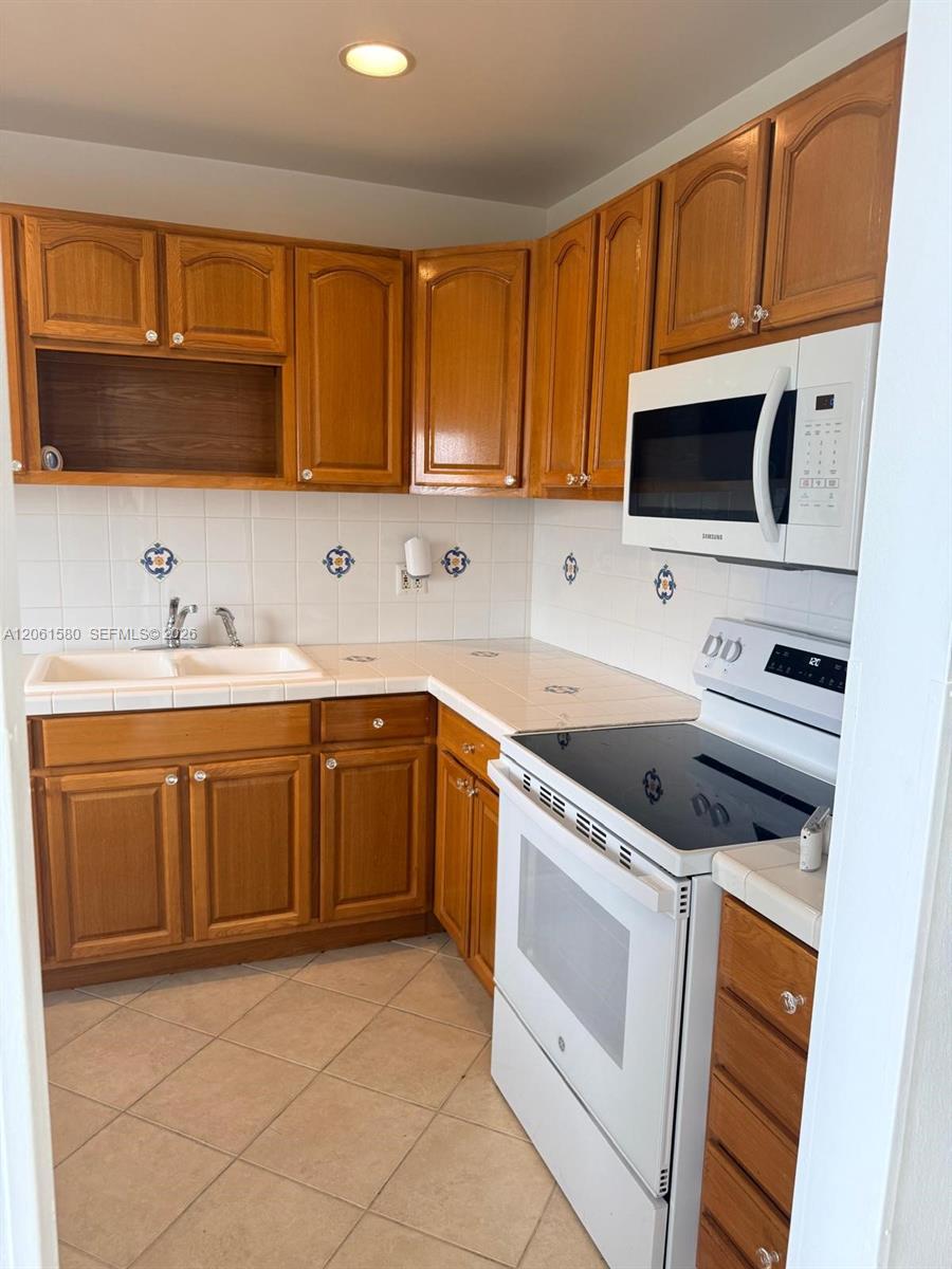 2200 Park Lane 311 Property Photo 4