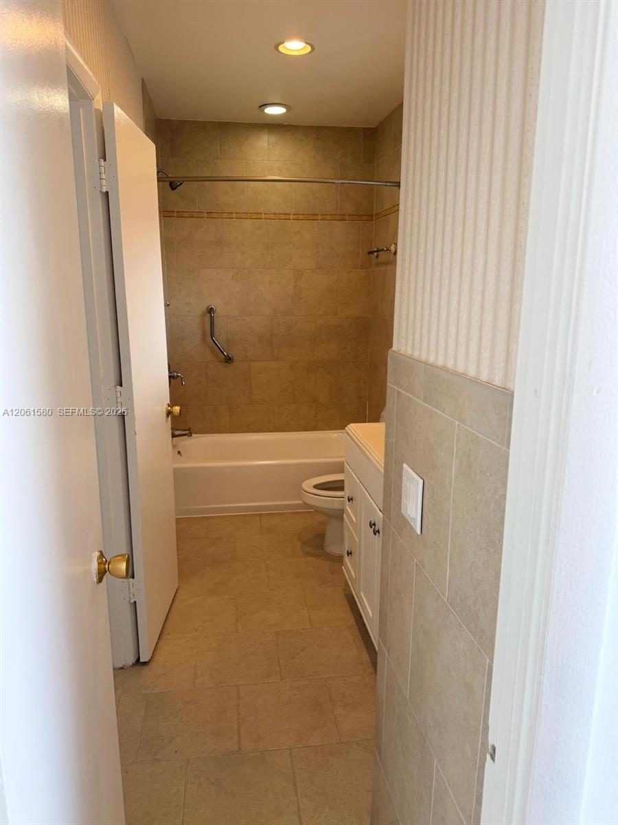 2200 Park Lane 311 Property Photo 10