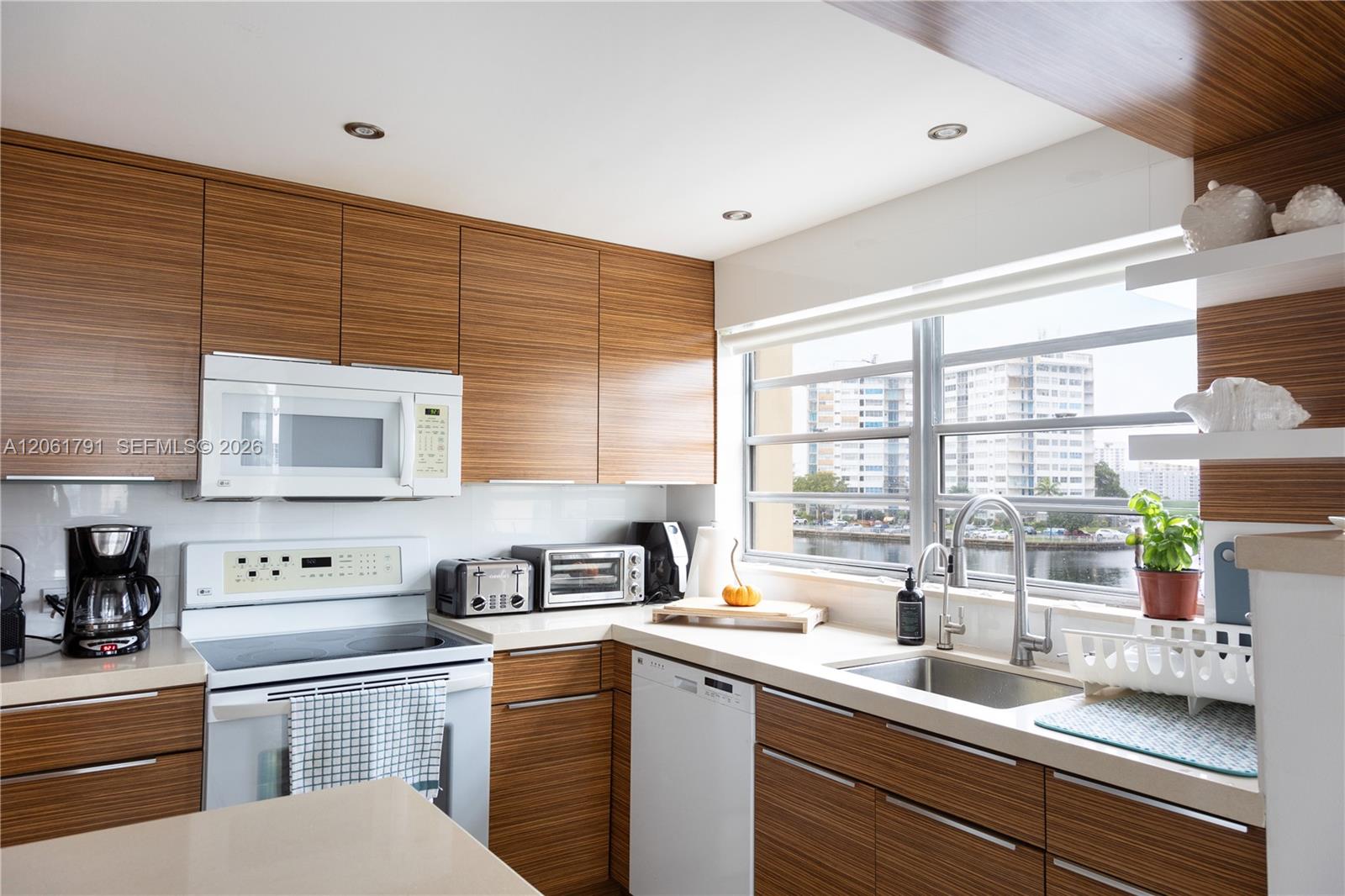 1817 S Ocean Drive 320 Property Photo 8