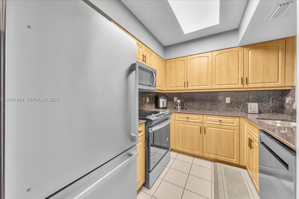 2240 N Cypress Bend Drive 204 Property Photo 14