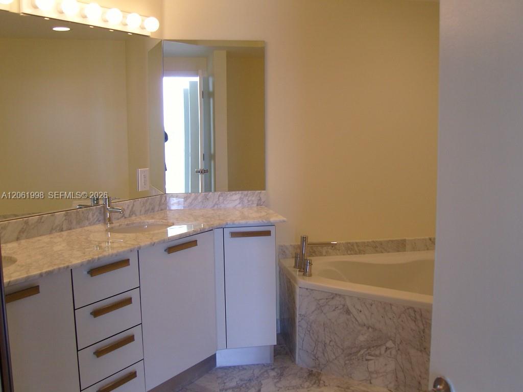 3000 Ne 188th Street 603 Property Photo 4