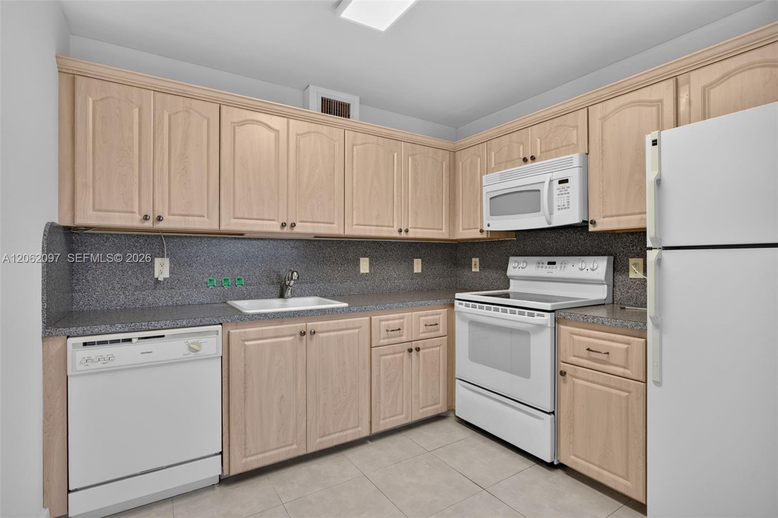 1903 Bermuda Circle D2 Property Photo 4