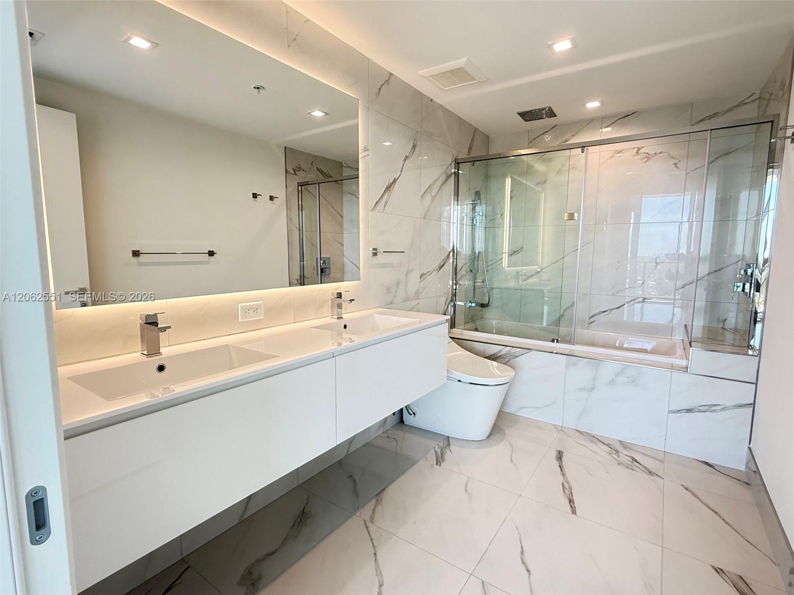 1170 E Hallandale 1106 Property Photo 11