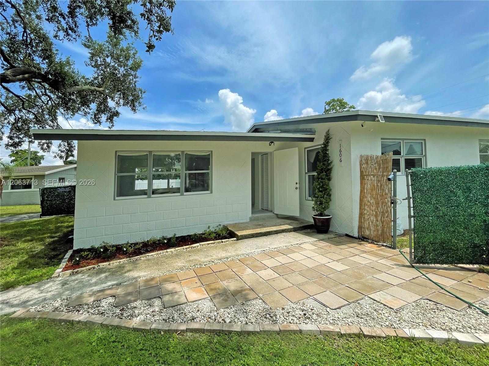 1606 Nw 12th Avenue Property Photo 3