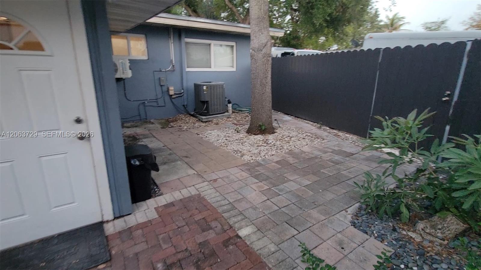 1115 Sw 25th Avenue B Property Photo 2
