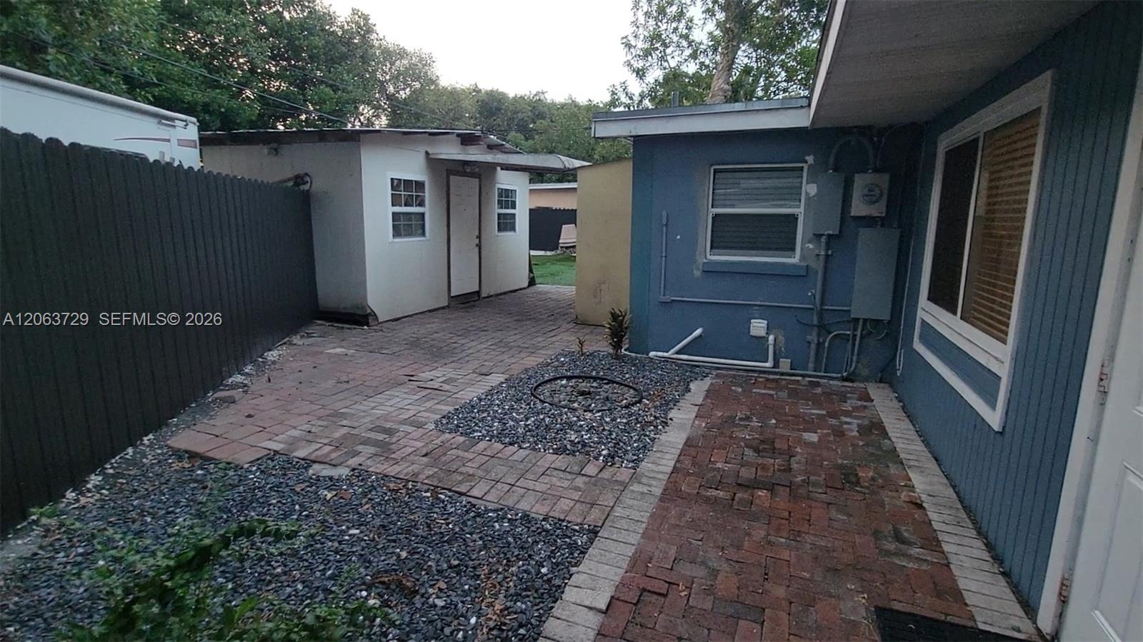 1115 Sw 25th Avenue B Property Photo 3