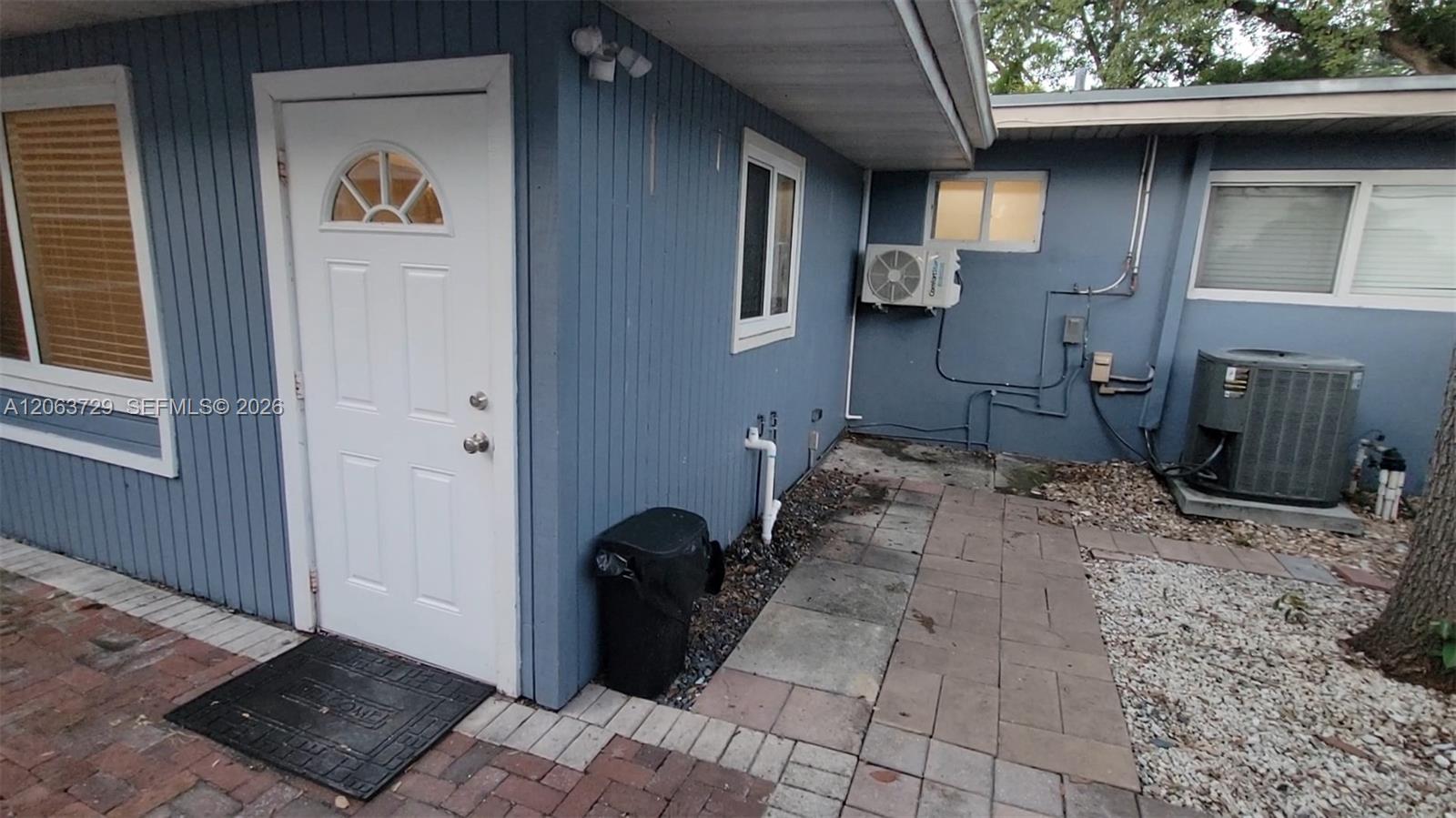 1115 Sw 25th Avenue B Property Photo 4