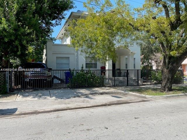 876 Sw 2nd Street Property Photo 3
