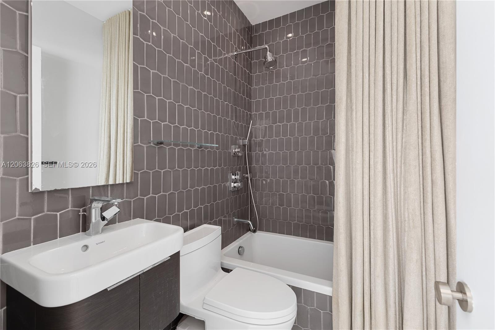 2421 Lake Pancoast Drive 7a Property Photo 11