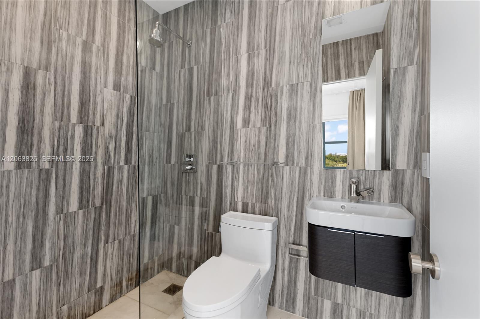 2421 Lake Pancoast Drive 7a Property Photo 14