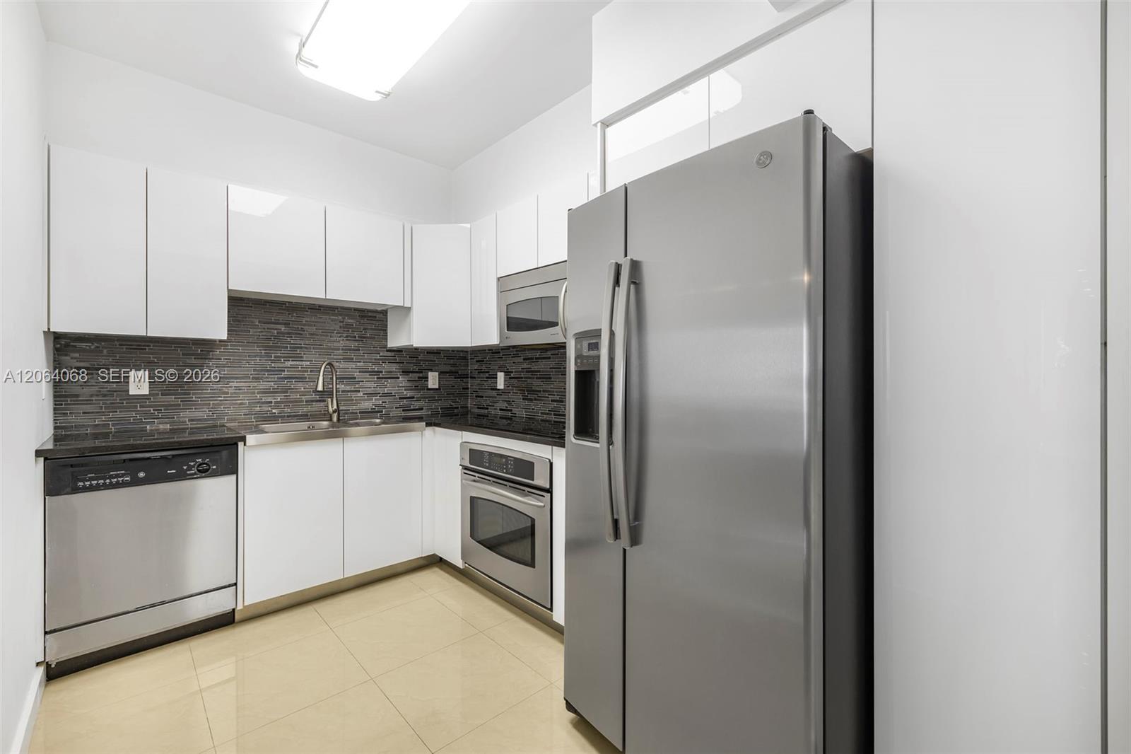 6365 Collins Avenue 805 Property Photo 16