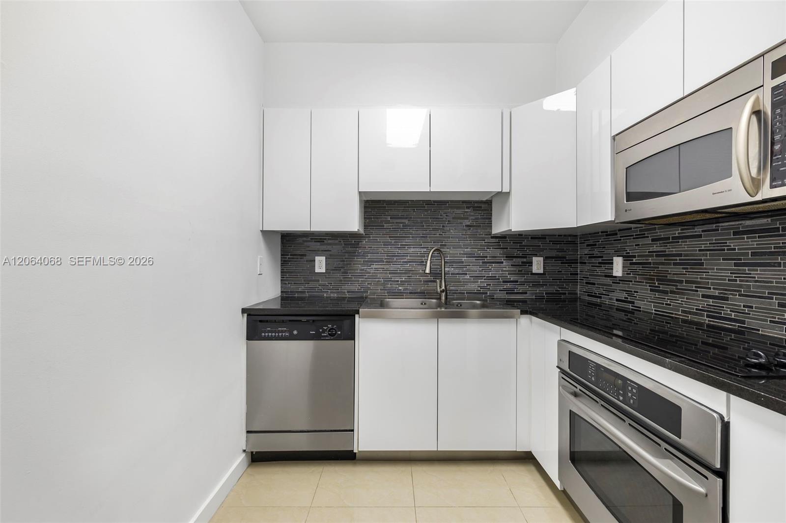 6365 Collins Avenue 805 Property Photo 17