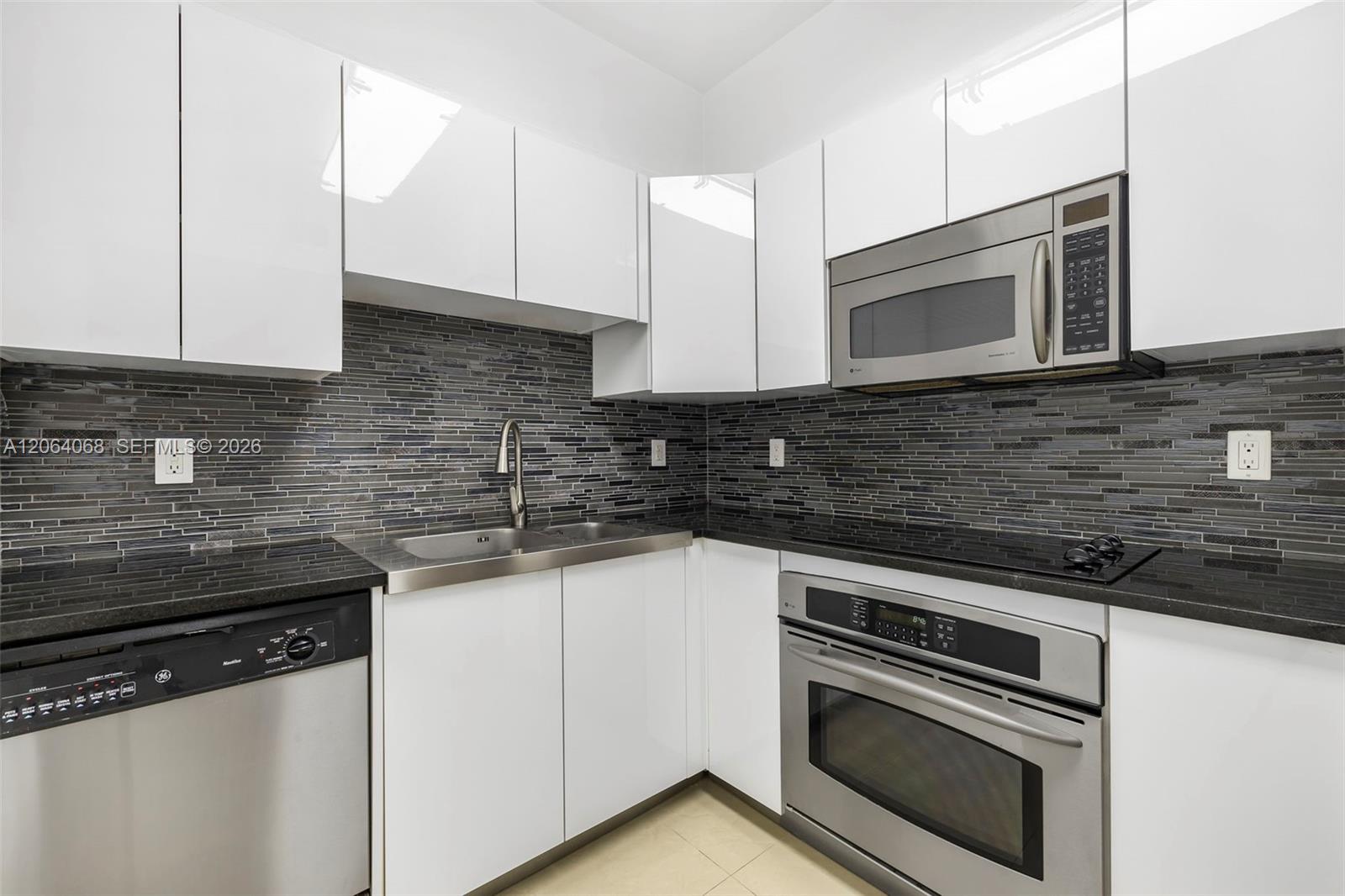 6365 Collins Avenue 805 Property Photo 18