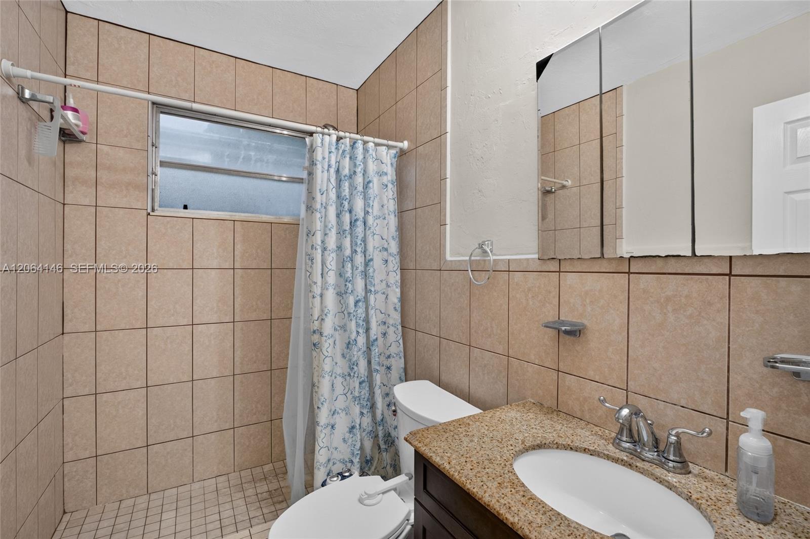 210 E 10th Street Property Photo 9